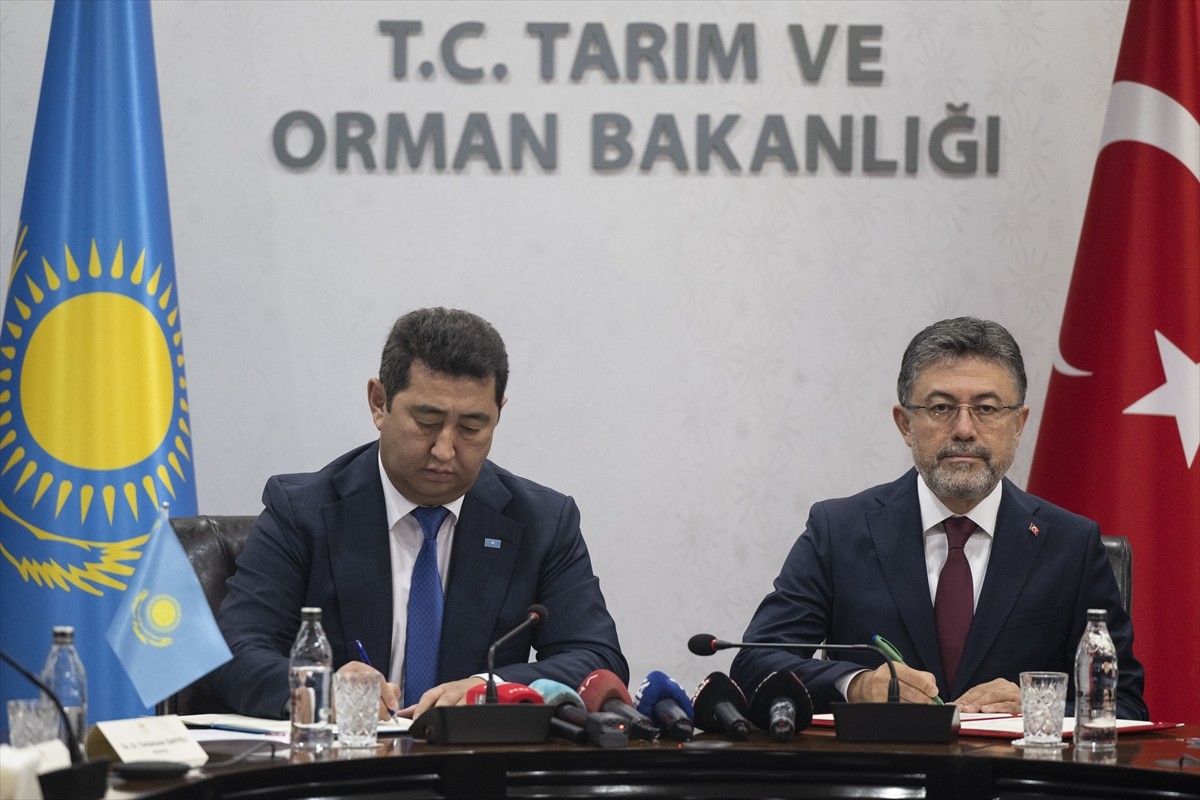 Tarım ve Orman Bakanı İbrahim Yumaklı, Kazakistan Tarım Bakanı Aidarbek Saparov ve beraberindeki...