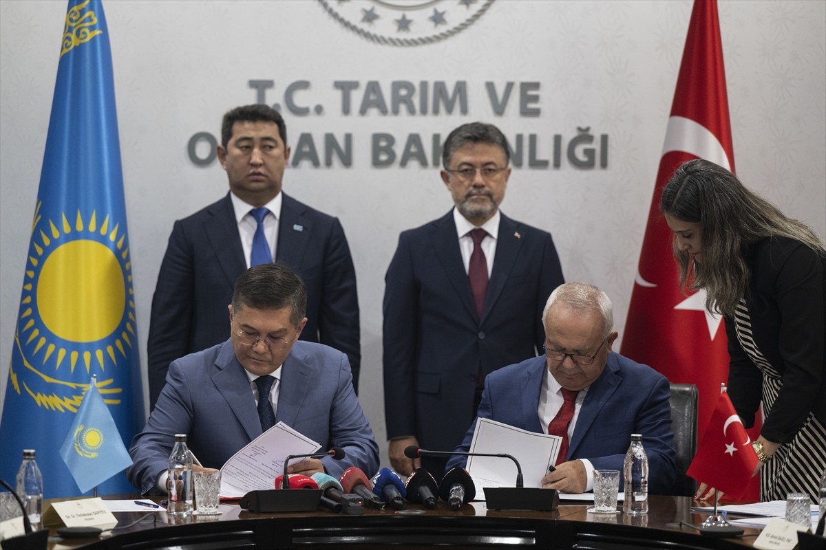 Tarım ve Orman Bakanı İbrahim Yumaklı, Kazakistan Tarım Bakanı Aidarbek Saparov ve beraberindeki...