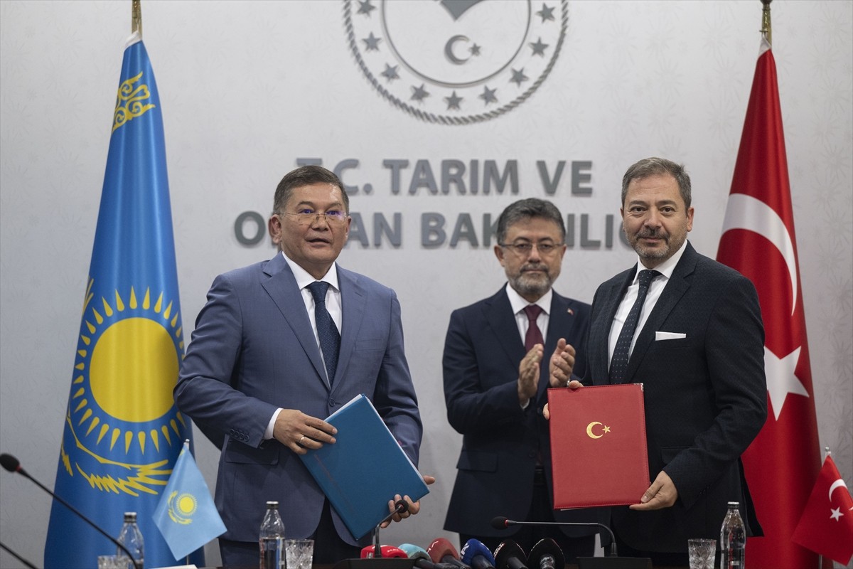 Tarım ve Orman Bakanı İbrahim Yumaklı, Kazakistan Tarım Bakanı Aidarbek Saparov ve beraberindeki...