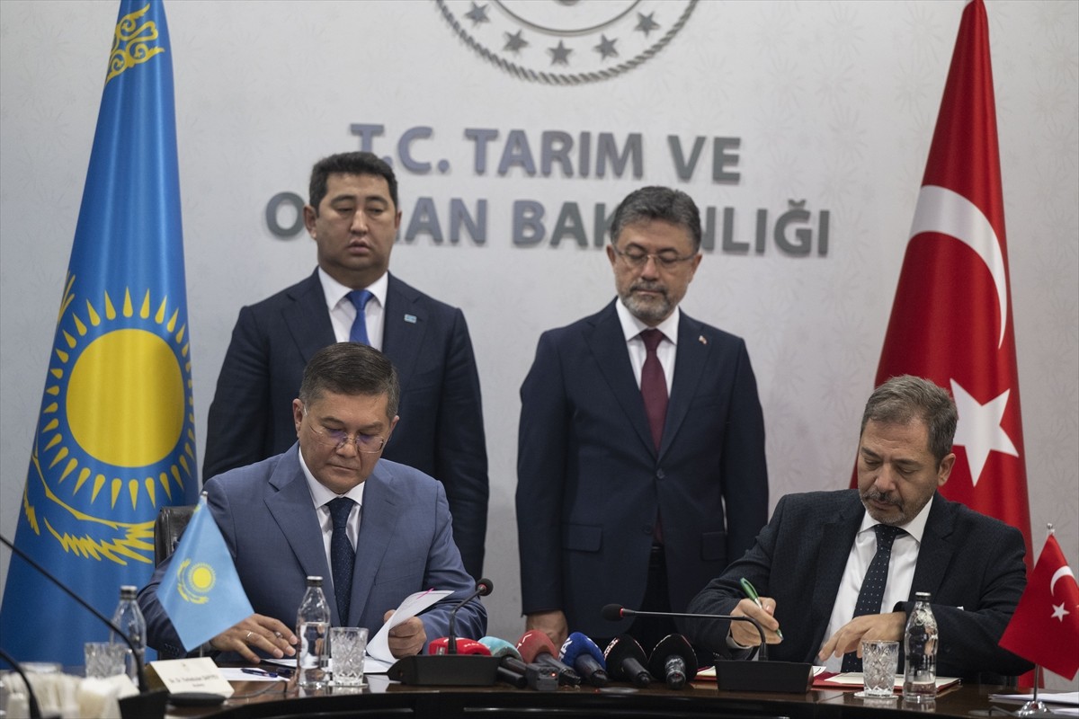Tarım ve Orman Bakanı İbrahim Yumaklı, Kazakistan Tarım Bakanı Aidarbek Saparov ve beraberindeki...