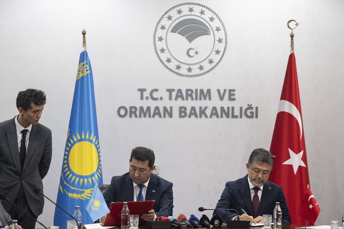 Tarım ve Orman Bakanı İbrahim Yumaklı, Kazakistan Tarım Bakanı Aidarbek Saparov ve beraberindeki...