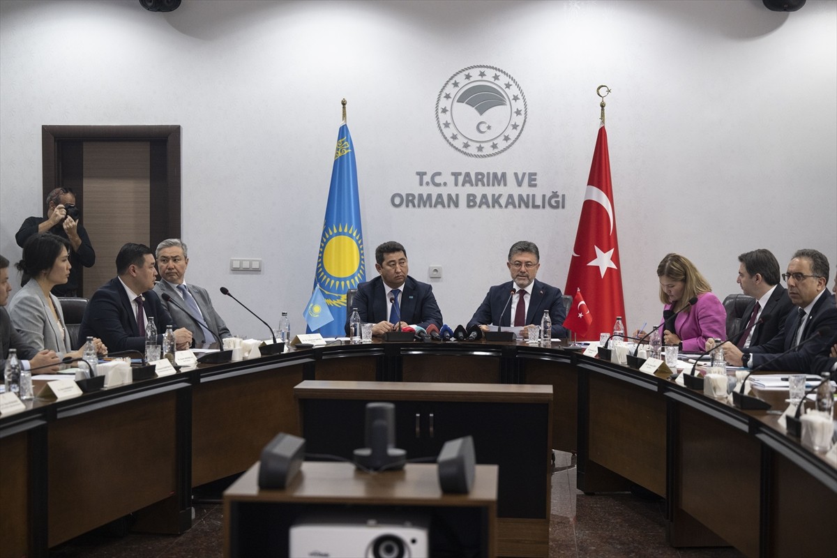 Tarım ve Orman Bakanı İbrahim Yumaklı, Kazakistan Tarım Bakanı Aidarbek Saparov ve beraberindeki...