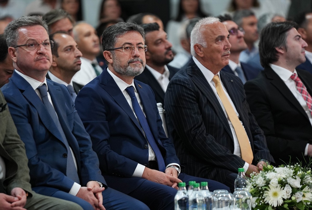 Tarım ve Orman Bakanı İbrahim Yumaklı (solda), Turgutlu Organize Sanayi Bölgesi'ndeki Tarkim Bitki...