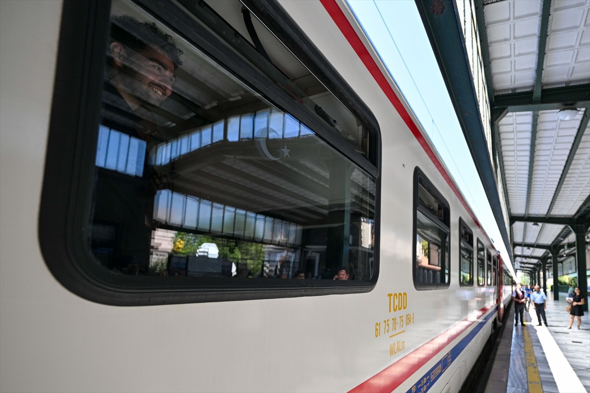 TCDD Taşımacılık AŞ Genel Müdürü Ufuk Yalçın, Ankara Garı'nda düzenlenen "Turistik Tatvan Treni...