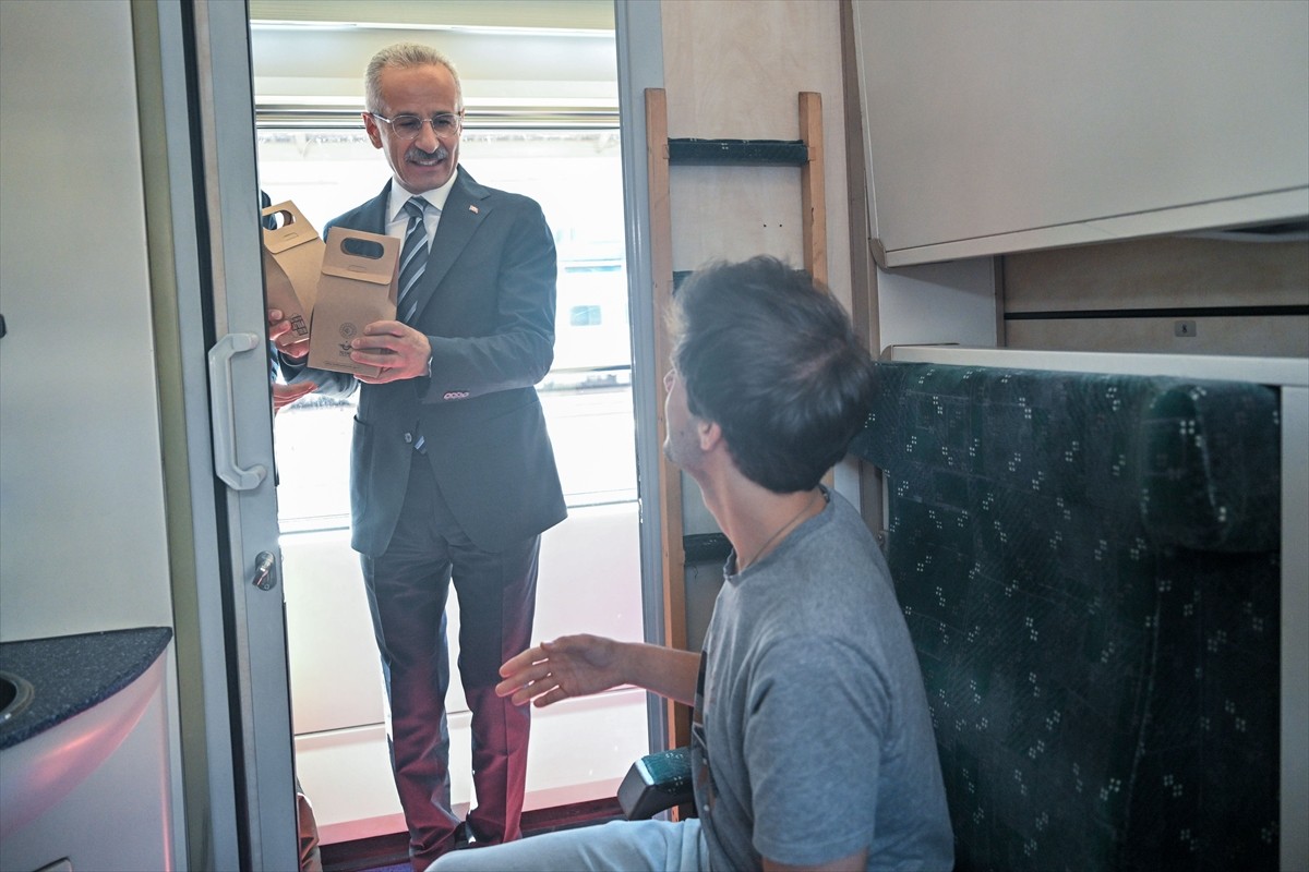 TCDD Taşımacılık AŞ Genel Müdürü Ufuk Yalçın, Ankara Garı'nda düzenlenen "Turistik Tatvan Treni...