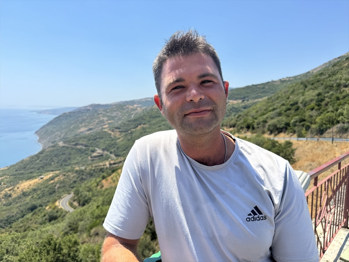 Tekirdağ'da adrenalin tutkunlarının gözde adresi Uçmakdere, hafta sonu gökyüzüyle buluşmak isteyen...