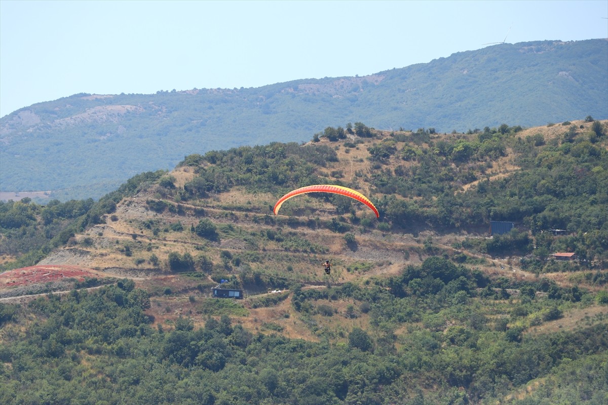 Tekirdağ'da adrenalin tutkunlarının gözde adresi Uçmakdere, hafta sonu gökyüzüyle buluşmak isteyen...