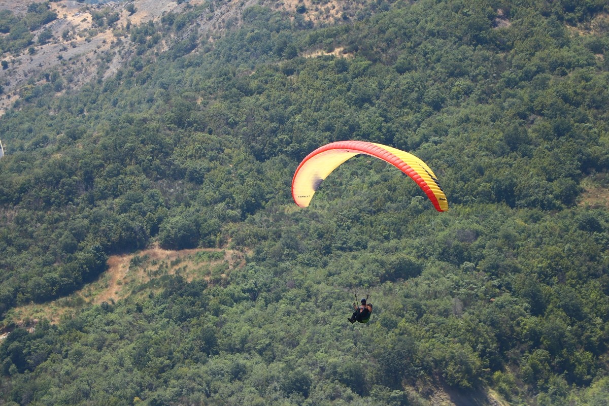 Tekirdağ'da adrenalin tutkunlarının gözde adresi Uçmakdere, hafta sonu gökyüzüyle buluşmak isteyen...