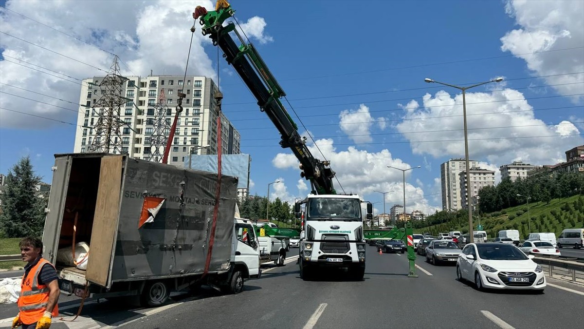 TEM Otoyolu'nda tekstil malzemesi yüklü kamyonetin devrilmesi sonucu trafik yoğunluğu...