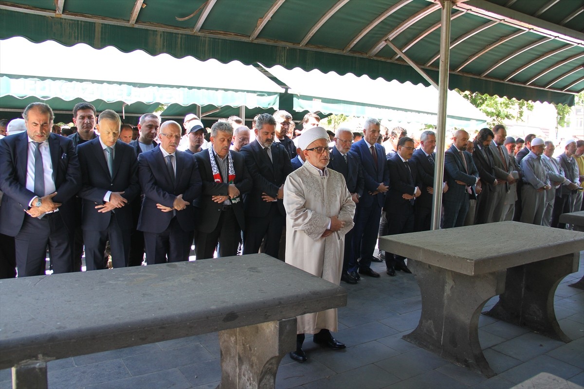 Ticaret Bakanı Ömer Bolat (sağ 4), suikasta uğrayan Hamas Siyasi Büro Başkanı İsmail Heniyye için...