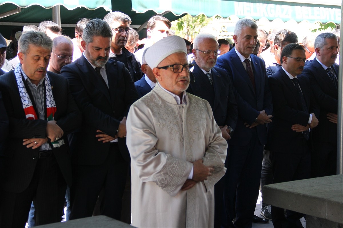 Ticaret Bakanı Ömer Bolat (sağ 4), suikasta uğrayan Hamas Siyasi Büro Başkanı İsmail Heniyye için...