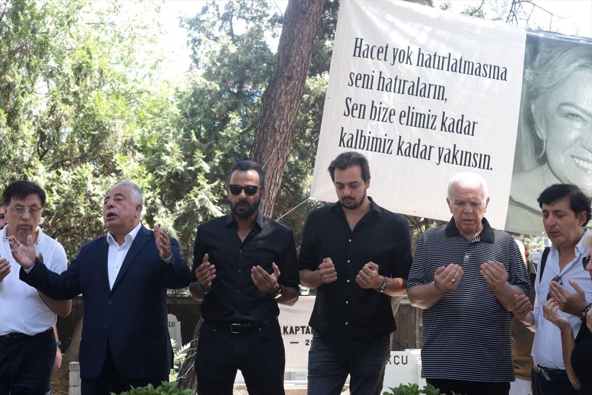 Tiyatro ve sinema oyuncusu Çolpan İlhan, 88. doğum gününde kabri başında anıldı. Zincirlikuyu...