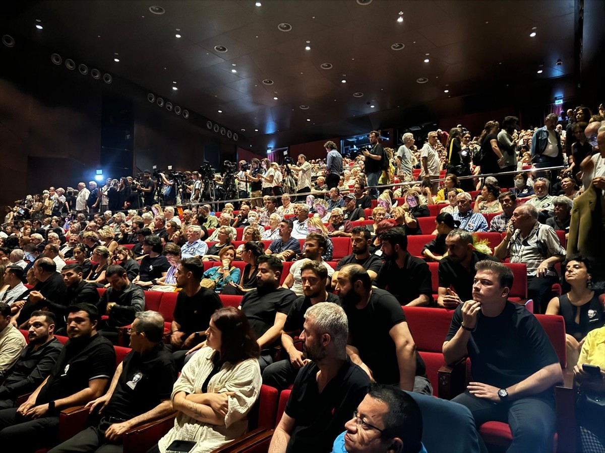 Tiyatro ve sinema oyuncusu Genco Erkal için Harbiye Muhsin Ertuğrul Sahnesi'nde tören...