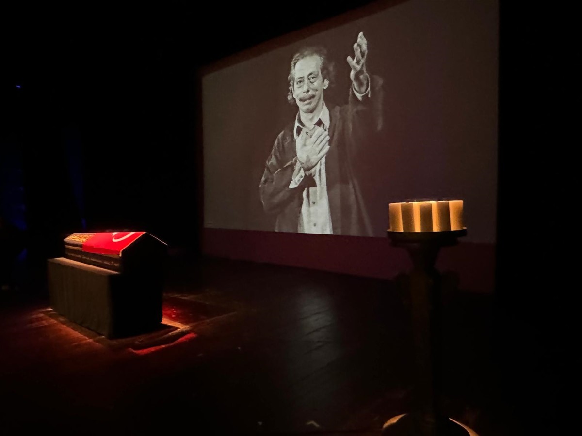 Tiyatro ve sinema oyuncusu Genco Erkal için Harbiye Muhsin Ertuğrul Sahnesi'nde tören...