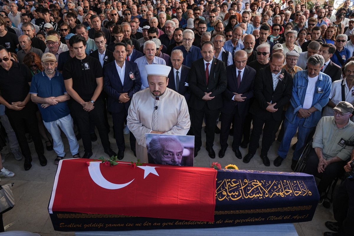Tiyatro ve sinema sanatçısı Genco Erkal'ın cenazesi, Teşvikiye Camisi'nde kılınan cenaze namazının...