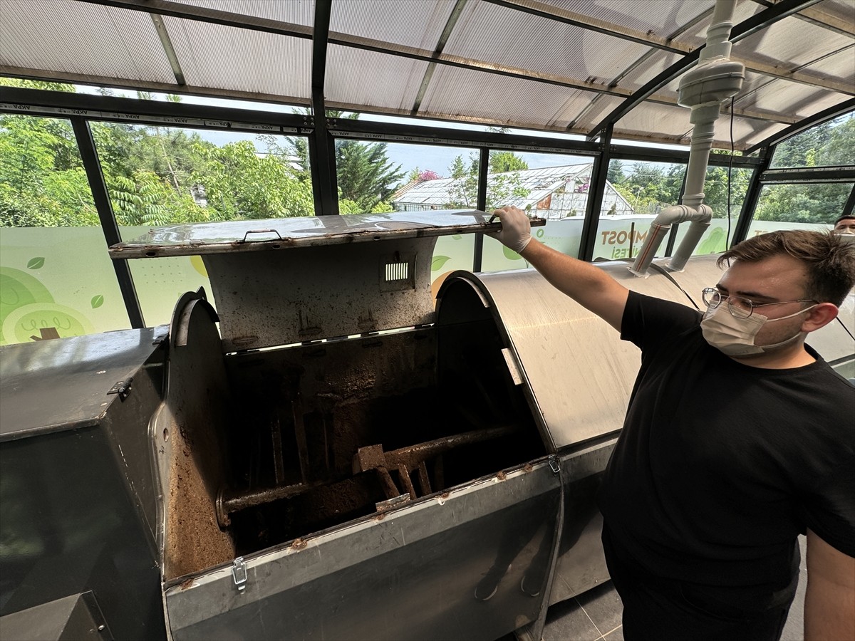 Trabzon'da Karadeniz Teknik Üniversitesi (KTÜ) kampüsündeki üç yemekhaneden toplanan atıklar, geri...