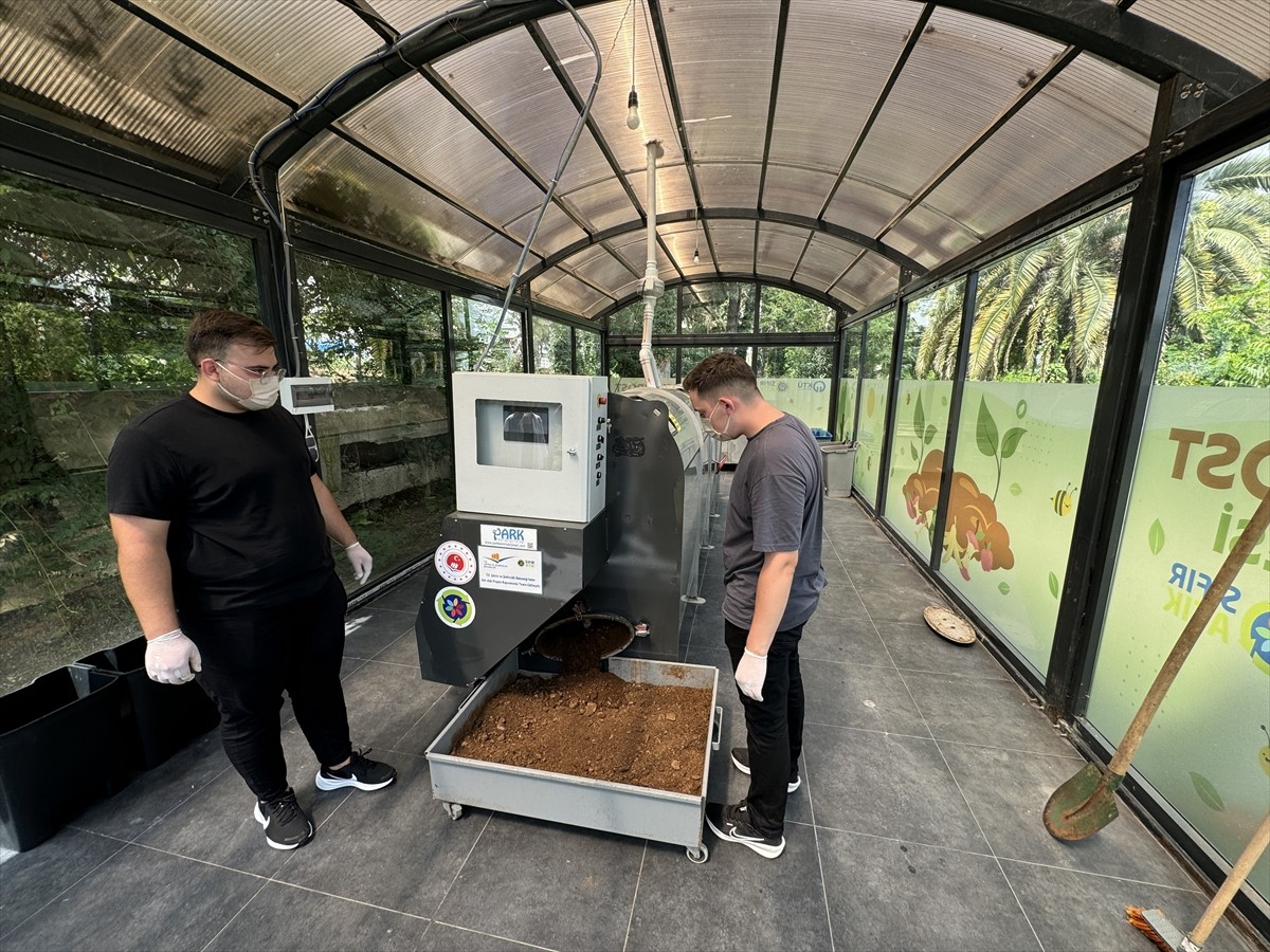 Trabzon'da Karadeniz Teknik Üniversitesi (KTÜ) kampüsündeki üç yemekhaneden toplanan atıklar, geri...