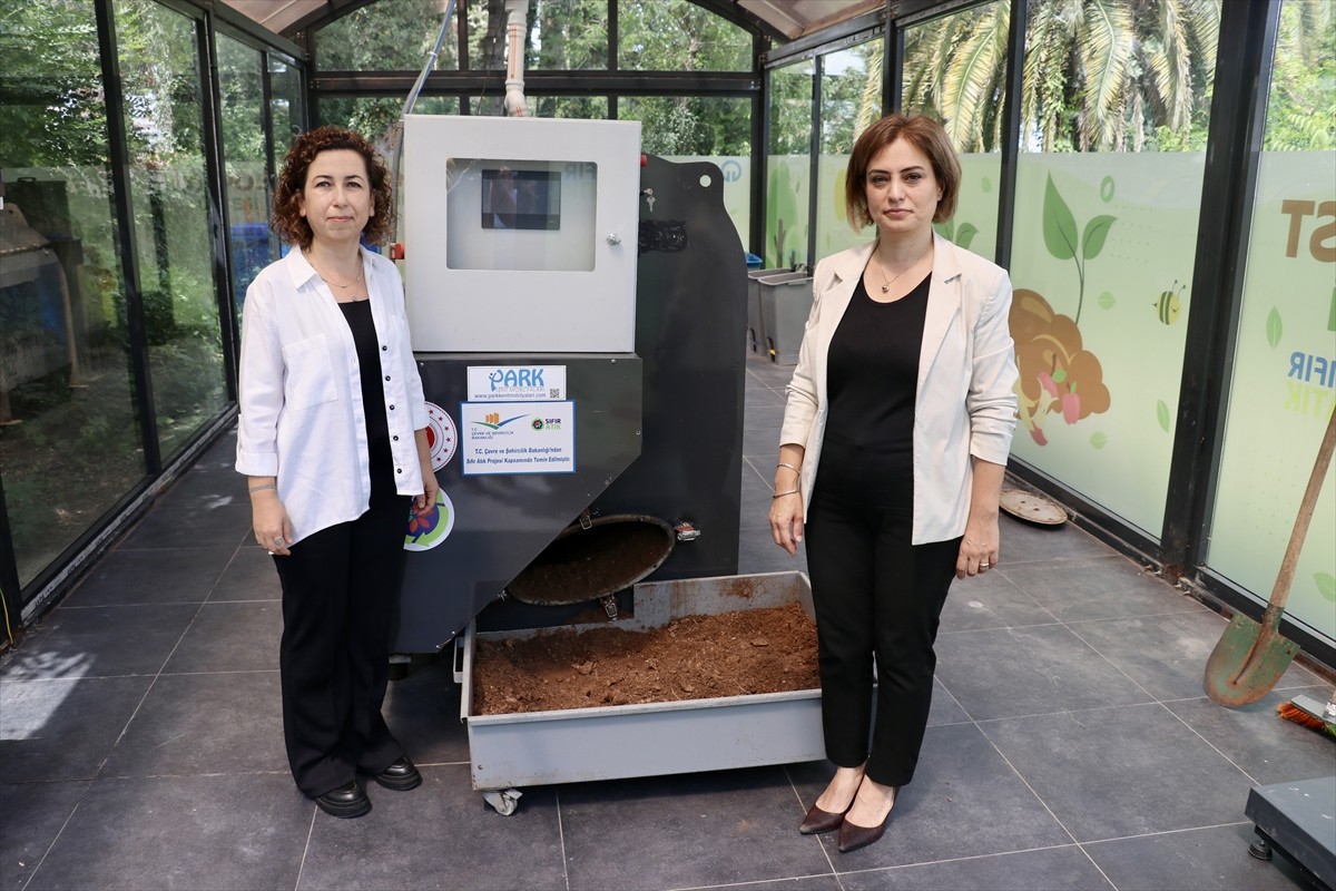 Trabzon'da Karadeniz Teknik Üniversitesi (KTÜ) kampüsündeki üç yemekhaneden toplanan atıklar, geri...