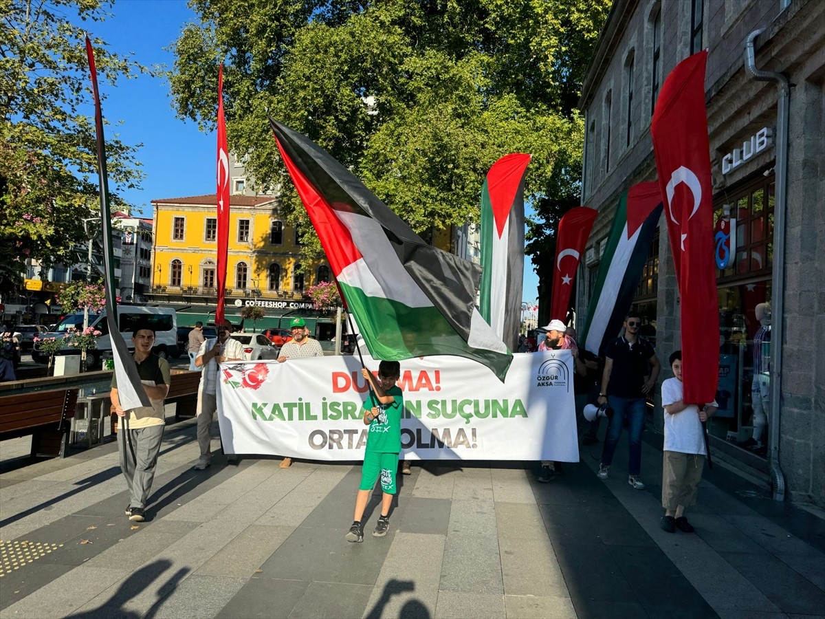 Trabzon'da toplanan grup, Filistin'e destek için yürüdü. Özgür Aksa Trabzon Platformunca çarşamba...