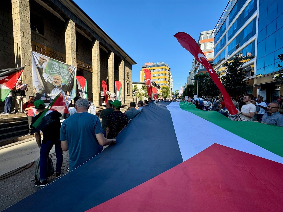 Trabzon'da toplanan grup, Filistin'e destek için yürüdü. Özgür Aksa Trabzon Platformunca çarşamba...