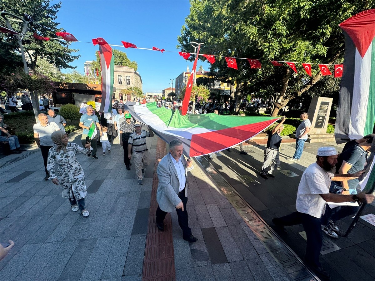 Trabzon'da toplanan grup, Filistin'e destek için yürüdü. Özgür Aksa Trabzon Platformunca çarşamba...