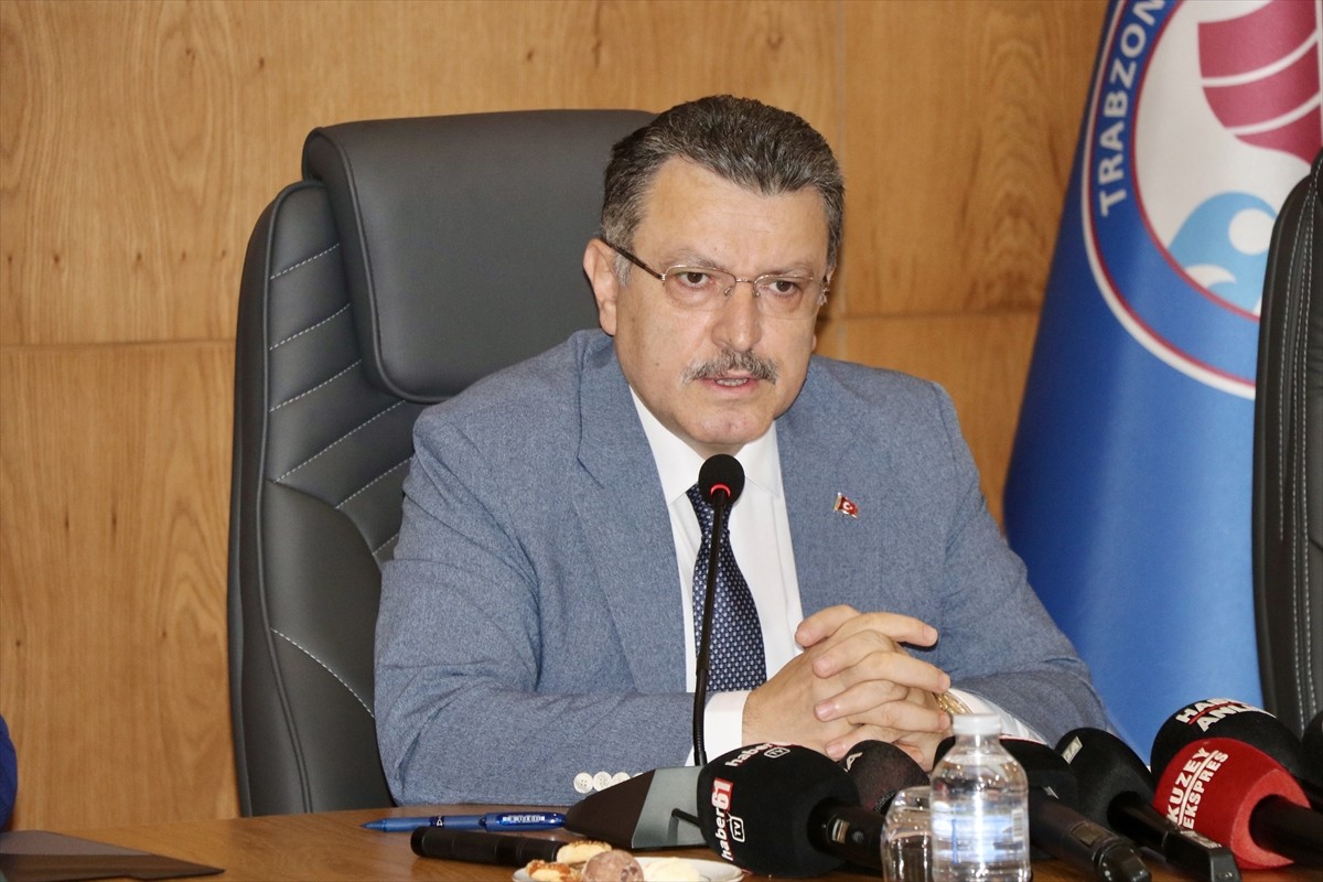 Trabzon Büyükşehir Belediye Başkanı Ahmet Metin Genç, Büyükşehir Belediyesi Toplantı Salonu'nda...