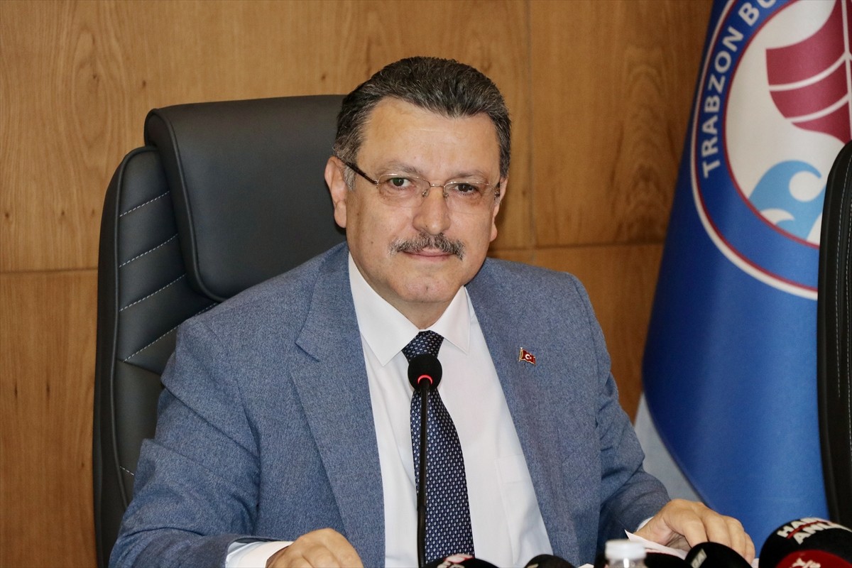 Trabzon Büyükşehir Belediye Başkanı Ahmet Metin Genç, Büyükşehir Belediyesi Toplantı Salonu'nda...