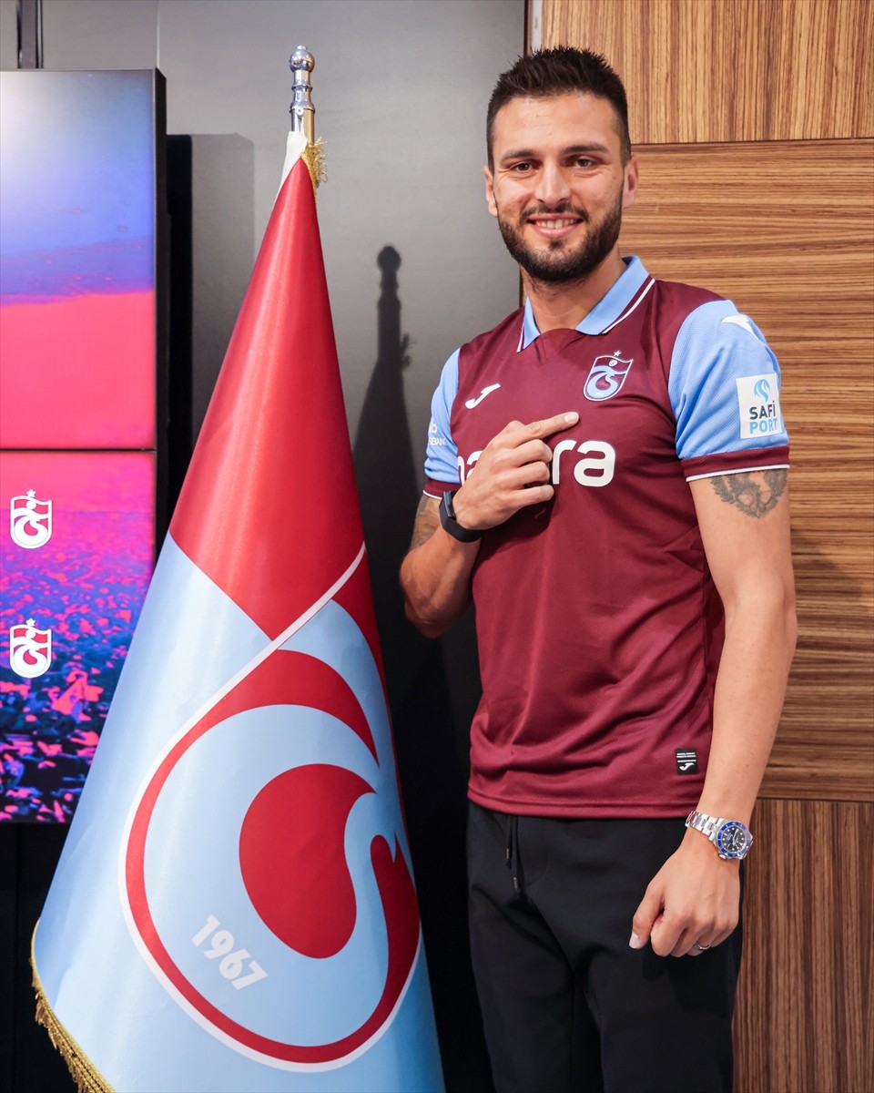 Trabzonspor'un yeni transferi Okay Yokuşlu (sağda) için Mehmet Ali Yılmaz Tesisleri'nde imza...