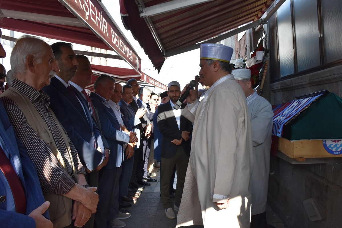 Trabzonspor Kulübünün dün yaşamını yitiren kurucu üyelerinden ve eski başkanlarından Ahmet Salih...
