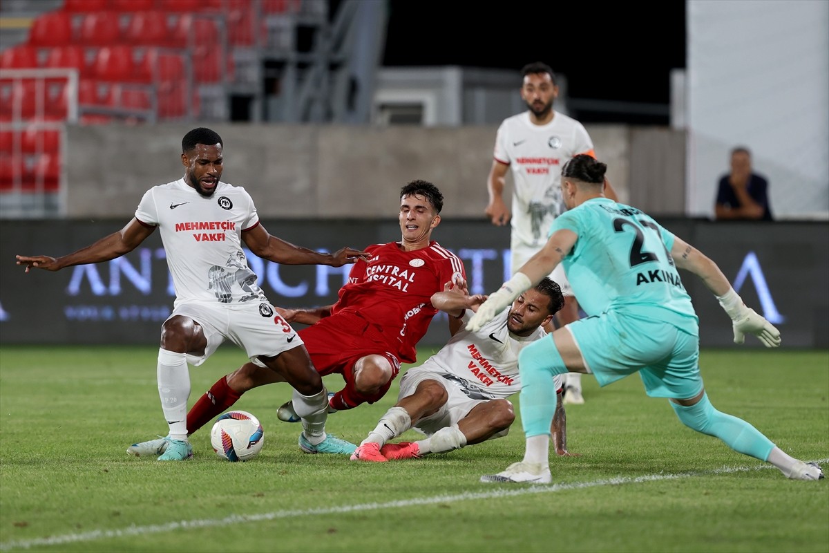 Trendyol 1. Lig'in ilk haftasında Central Hospital Ümraniyespor ile Çorum FK takımları, Ümraniye...