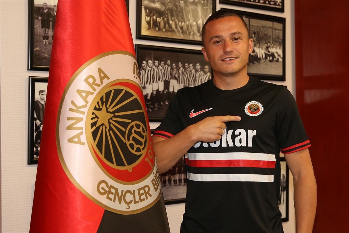 Trendyol 1. Lig ekiplerinden Gençlerbirliği, kanat oyuncusu Mete Kaan Demir'i kadrosuna kattı.