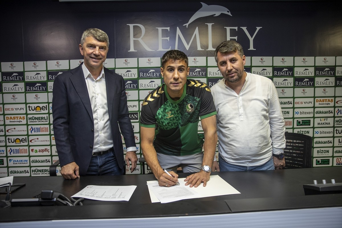 Trendyol 1. Lig ekiplerinden Sakaryaspor, defans oyuncusu Alper Uludağ'ı 1+1 yıllığına transfer...