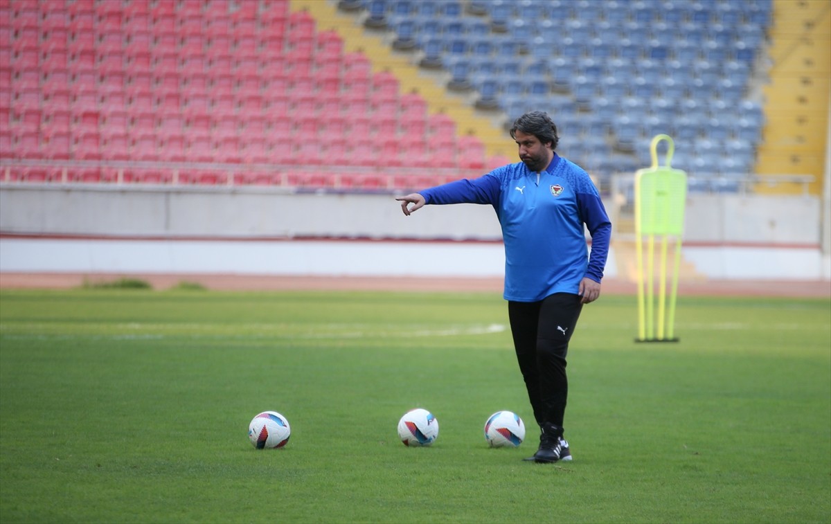 Trendyol Süper Lig ekiplerinden Atakaş Hatayspor'un teknik direktörü Özhan Pulat, AA muhabirine...