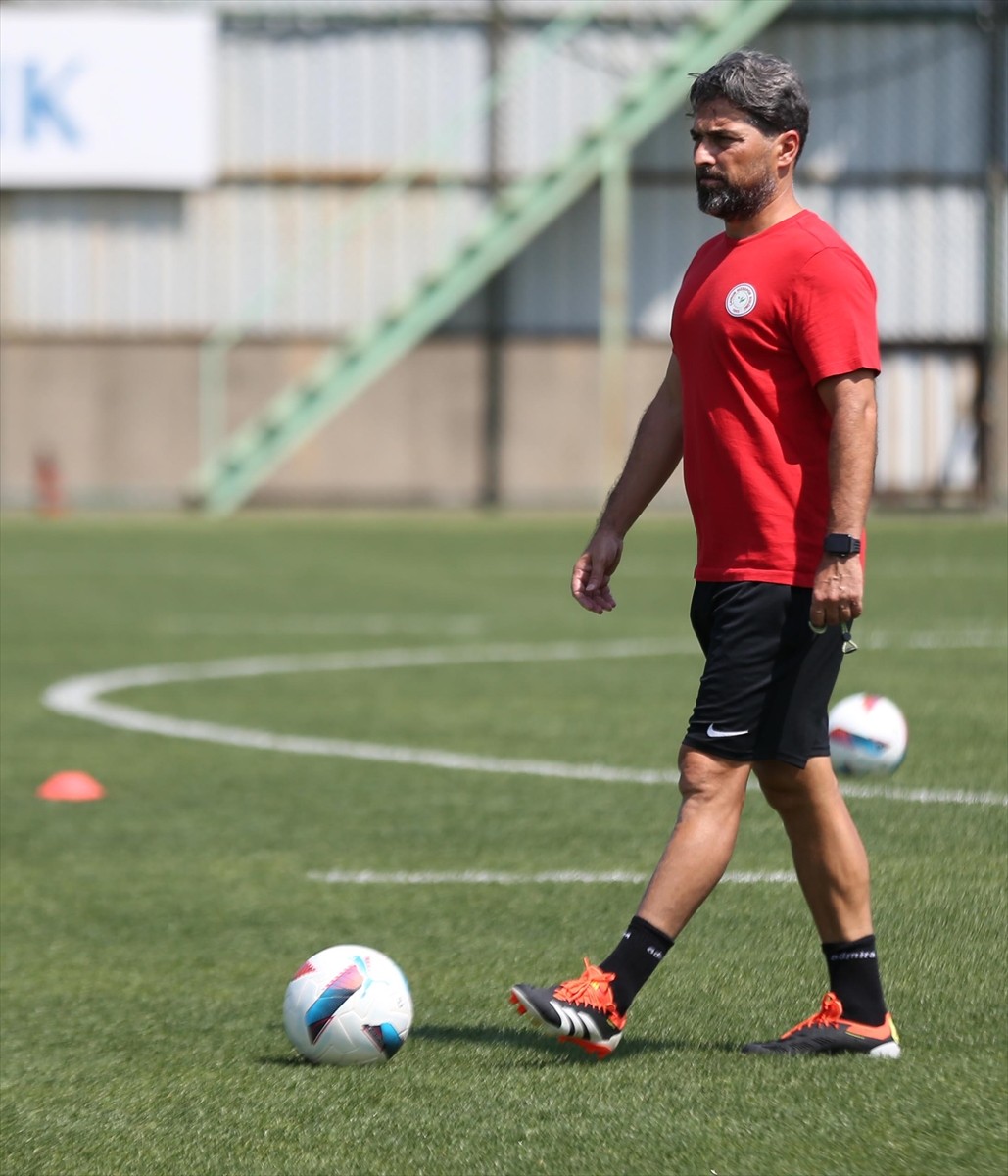 Trendyol Süper Lig ekiplerinden  Çaykur Rizespor'un kalecisi Gökhan Akkan, Mehmet Cengiz...