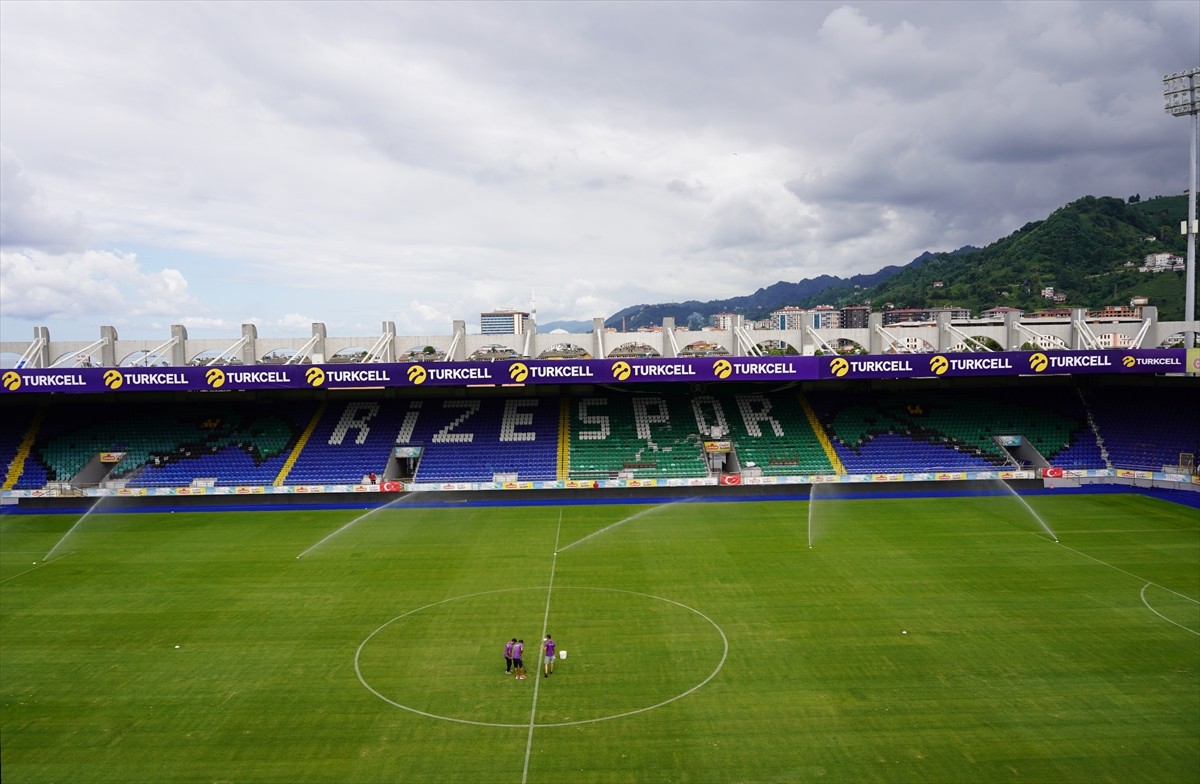 Trendyol Süper Lig ekiplerinden Çaykur Rizespor'un maçlarını oynadığı Çaykur Didi Stadı'nın zemini...