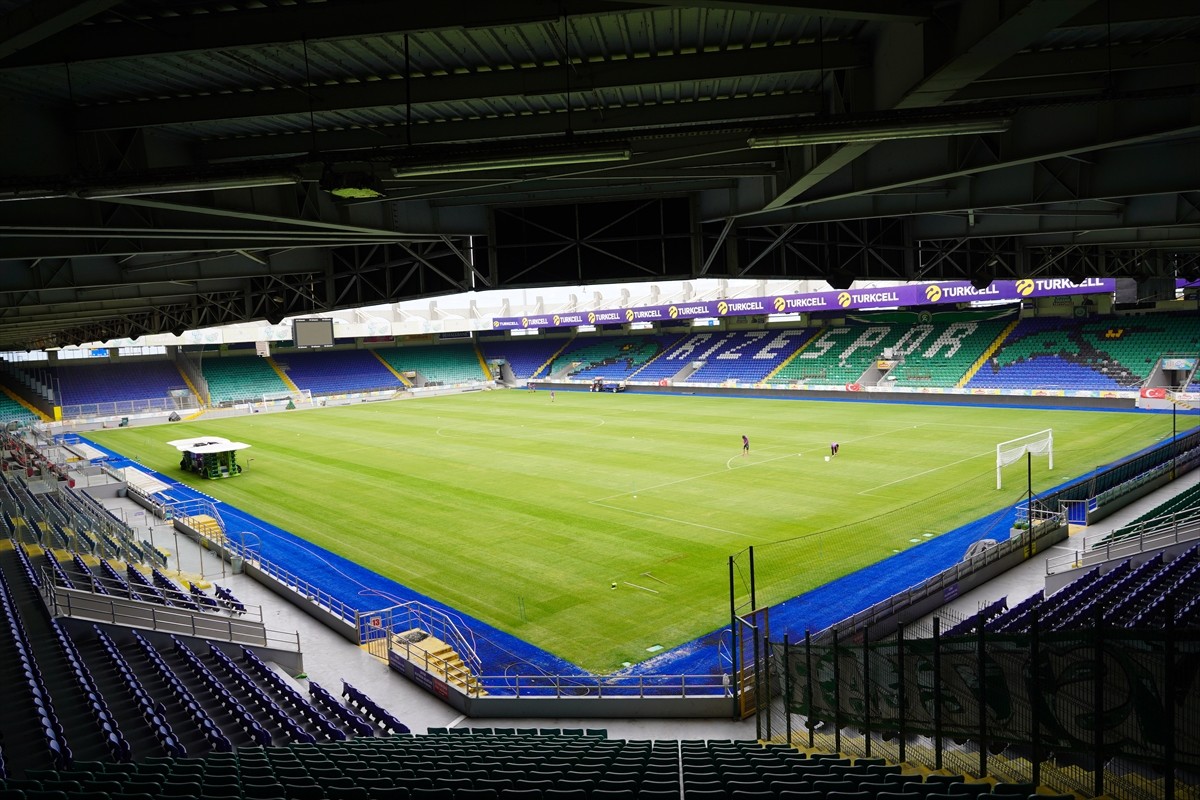 Trendyol Süper Lig ekiplerinden Çaykur Rizespor'un maçlarını oynadığı Çaykur Didi Stadı'nın zemini...