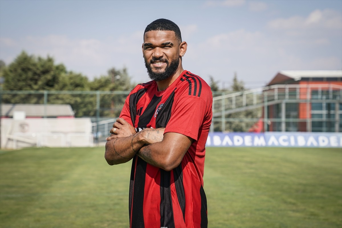 Trendyol Süper Lig ekiplerinden Gaziantep FK, 29 yaşındaki defans oyuncusu Bruno Viana'yı (sağda)...