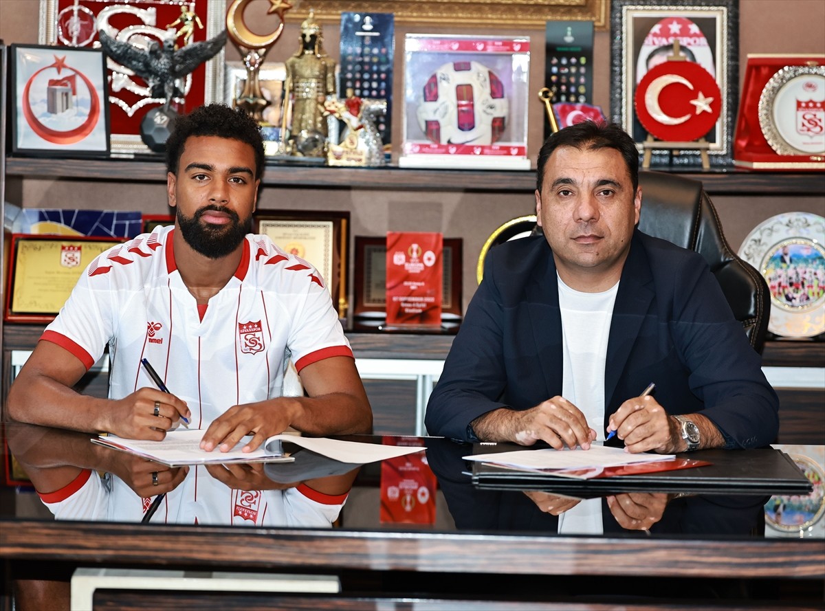 Trendyol Süper Lig ekiplerinden Sivasspor, 4,5 sezondur kırmızı-beyazlı formayı giyen savunma...