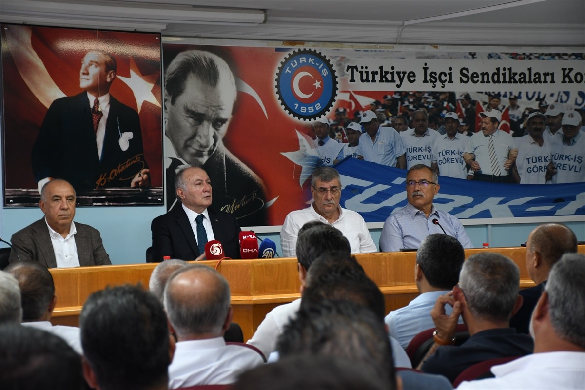 TÜRK-İŞ Genel Başkan Yardımcısı Ramazan Ağar (sol 2), Adana'nın merkez Seyhan ilçesindeki TÜRK-İŞ...