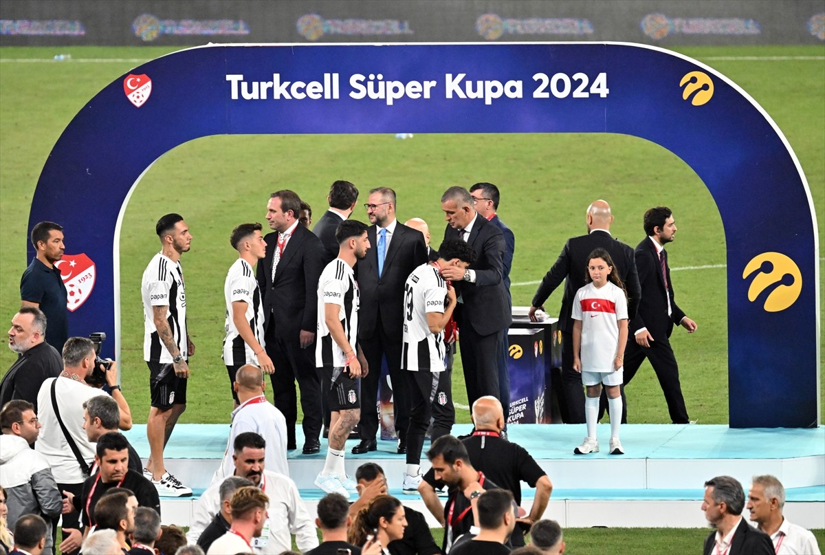 Turkcell Süper Kupa maçında Galatasaray'ı 5-0 mağlup ederek şampiyon olan Beşiktaş, kupasını aldı....