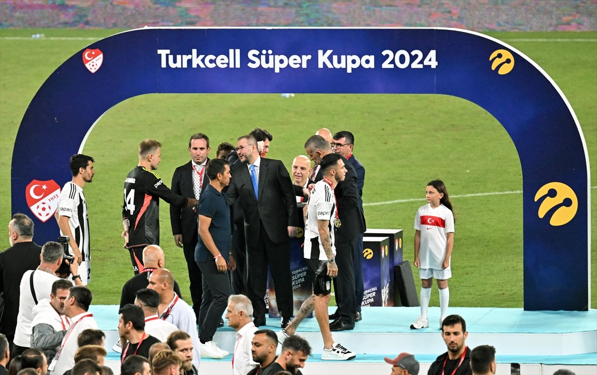 Turkcell Süper Kupa maçında Galatasaray'ı 5-0 mağlup ederek şampiyon olan Beşiktaş, kupasını aldı....