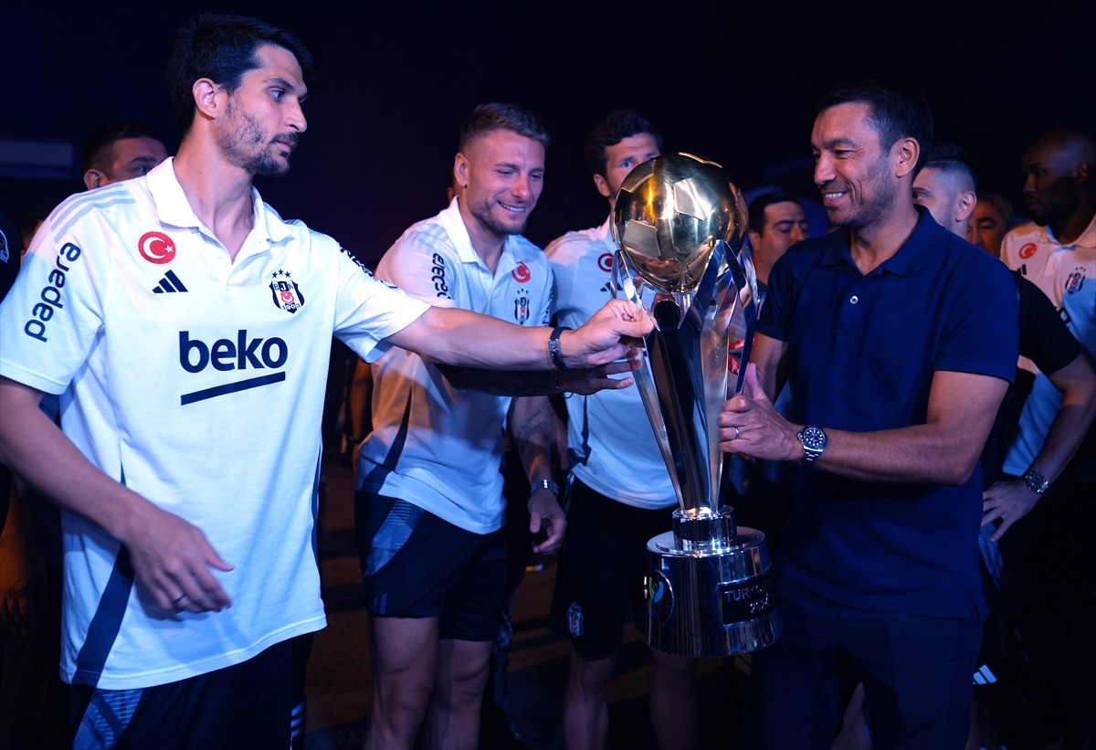 Turkcell Süper Kupa maçında Galatasaray'ı 5-0 yenerek şampiyon olan Beşiktaş, Ümraniye'de...