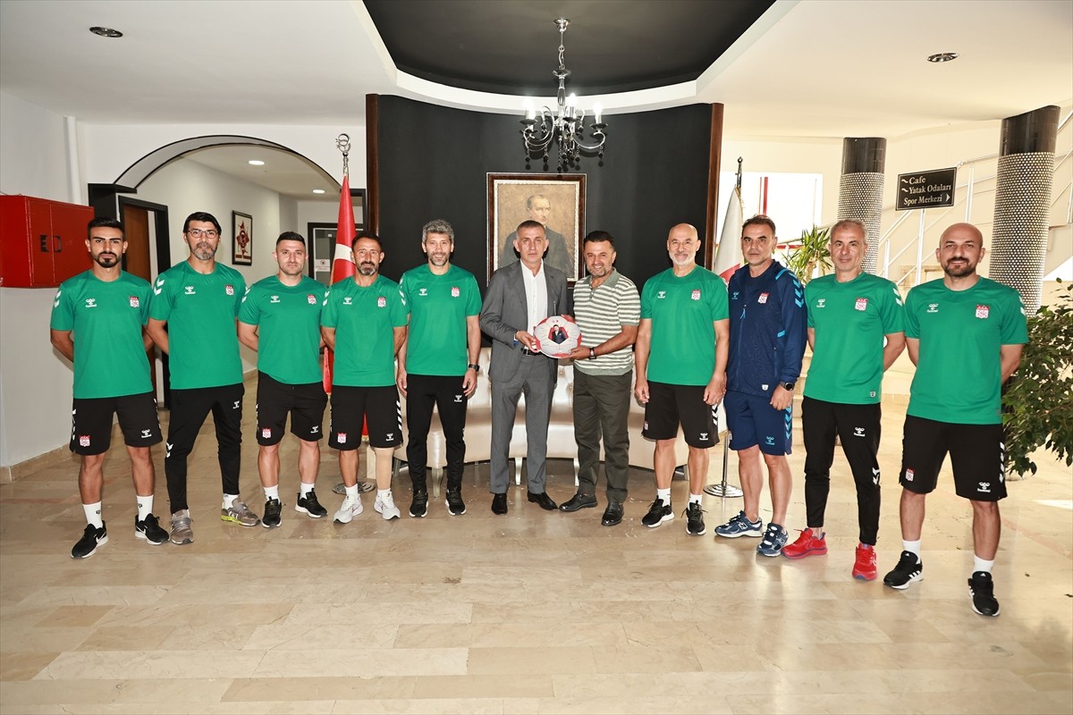 Türkiye Futbol Federasyonu (TFF) Başkanı İbrahim Hacıosmanoğlu (önde sol 4), Sivasspor Kulübünü...