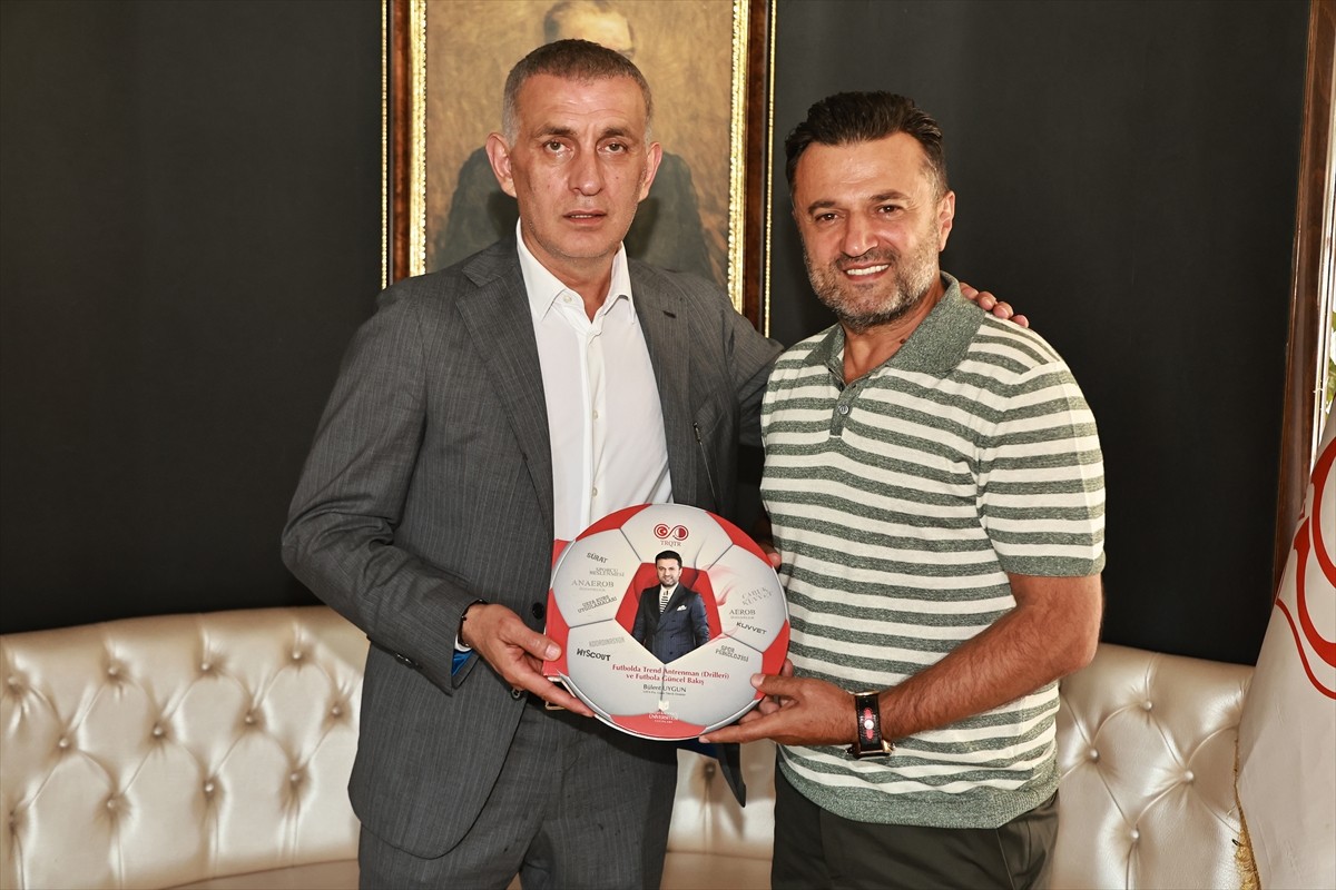 Türkiye Futbol Federasyonu (TFF) Başkanı İbrahim Hacıosmanoğlu (önde sol 4), Sivasspor Kulübünü...