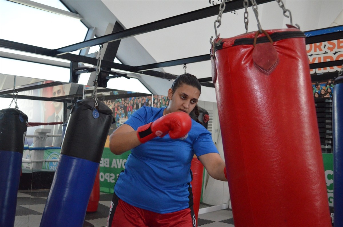 Türkiye şampiyonu milli kick boksçu Sinem Erdoğan, bu ay Macaristan'da düzenlenecek Gençler Dünya...