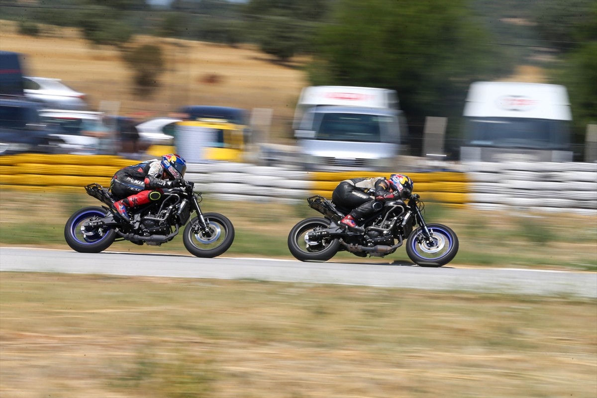 Türkiye Süpermoto Şampiyonası üçüncü ve dördüncü ayak yarışları Uşak'ta yapıldı. Türkiye...