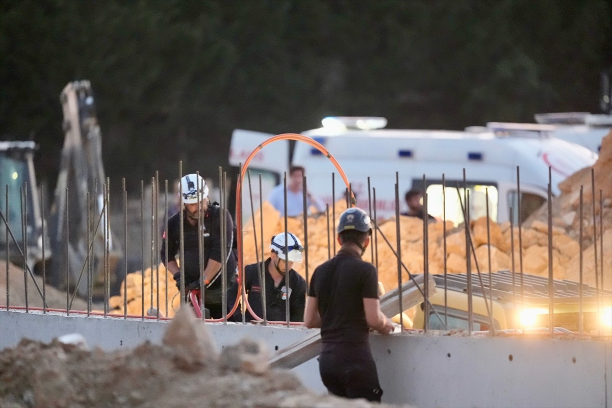 Tuzla'da kazı çalışması sırasında meydana gelen göçükte 2 işçi hayatını kaybetti. İhbar üzerine...