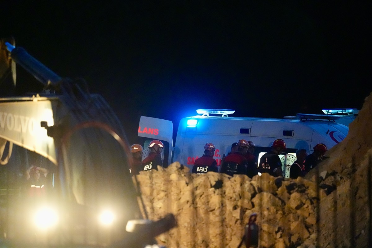 Tuzla'da kazı çalışması sırasında meydana gelen göçükte 2 işçi hayatını kaybetti. İhbar üzerine...