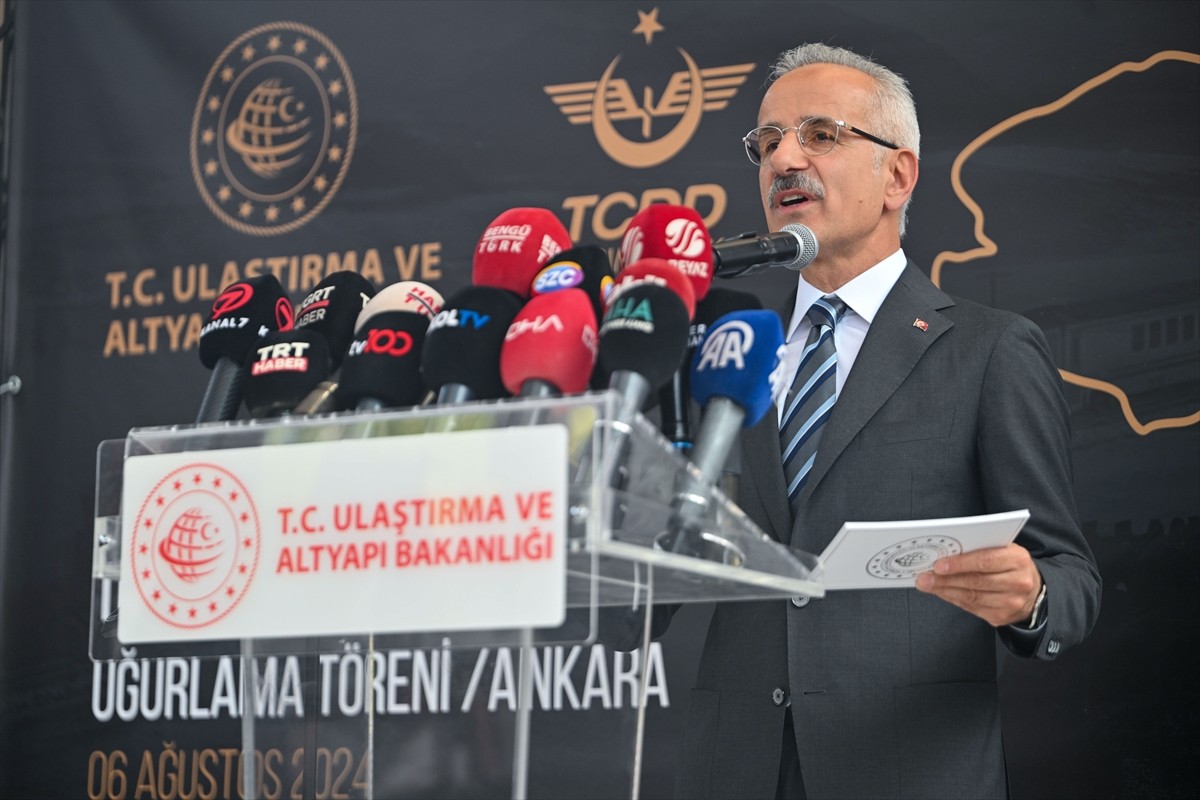 Ulaştırma ve Altyapı Bakanı Abdulkadir Uraloğlu, Ankara'daki "Turistik Tatvan Treni Uğurlama...