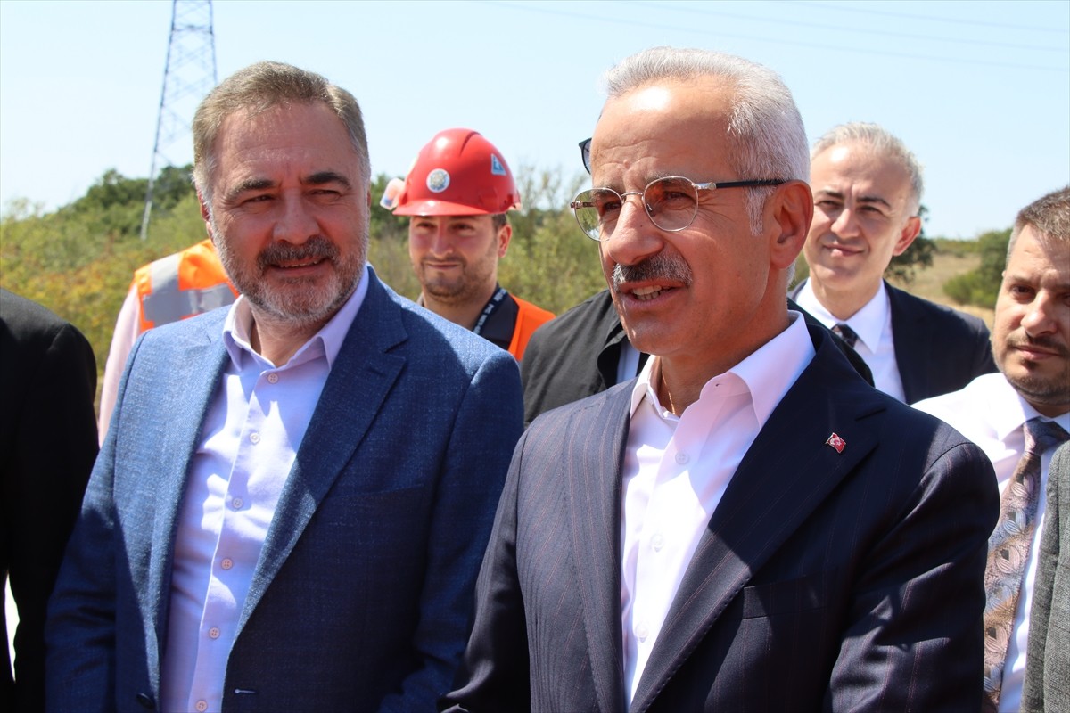 Ulaştırma ve Altyapı Bakanı Abdulkadir Uraloğlu, çeşitli ziyaretler için geldiği Kırklareli'nde...